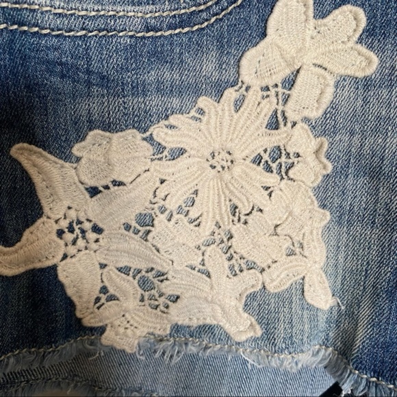 ALMOST FAMOUS mini short floral lace embroidered distressed size 3 - Picture 8 of 12